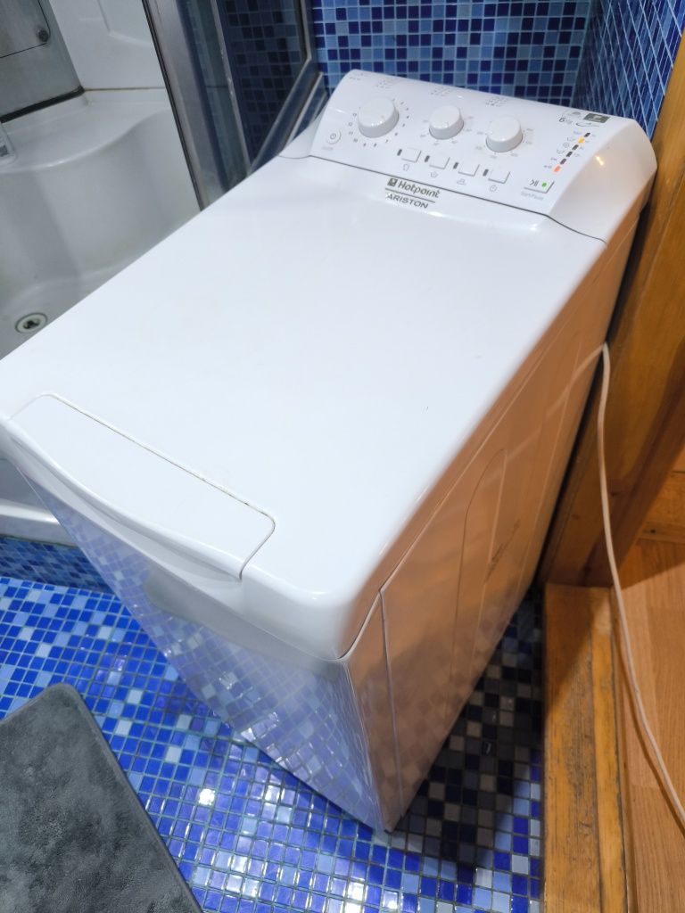 Продам вертикальную стиральную машинку Ariston
