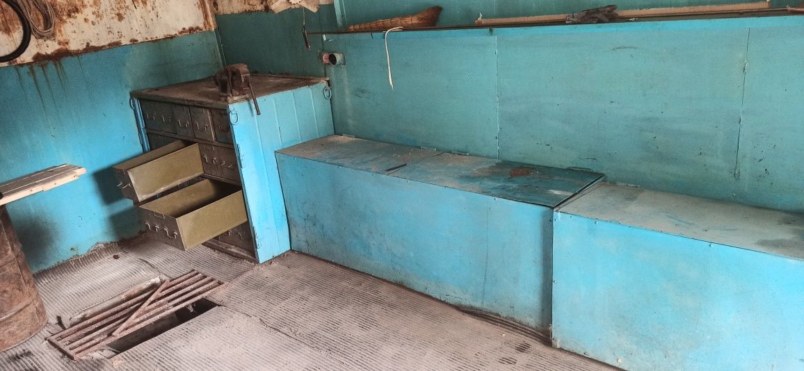 Продам верстак с тисками.