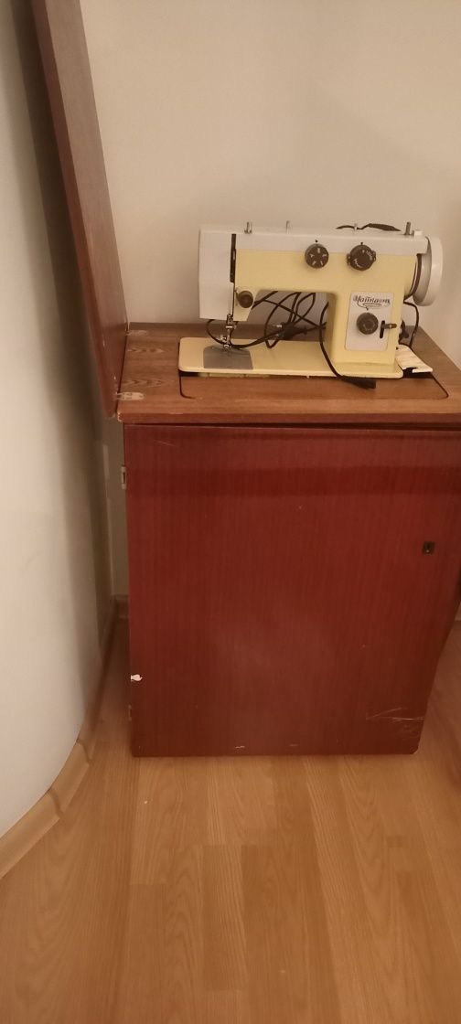 Продам швейную машину, с раскроечной тумбой