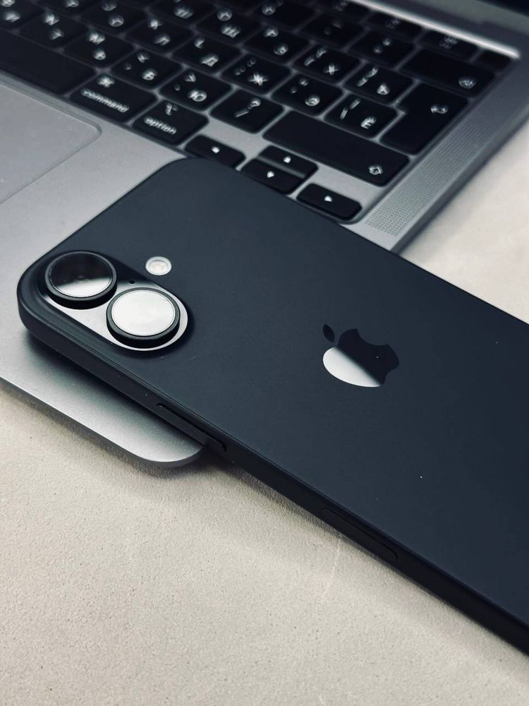 iPhone 16.