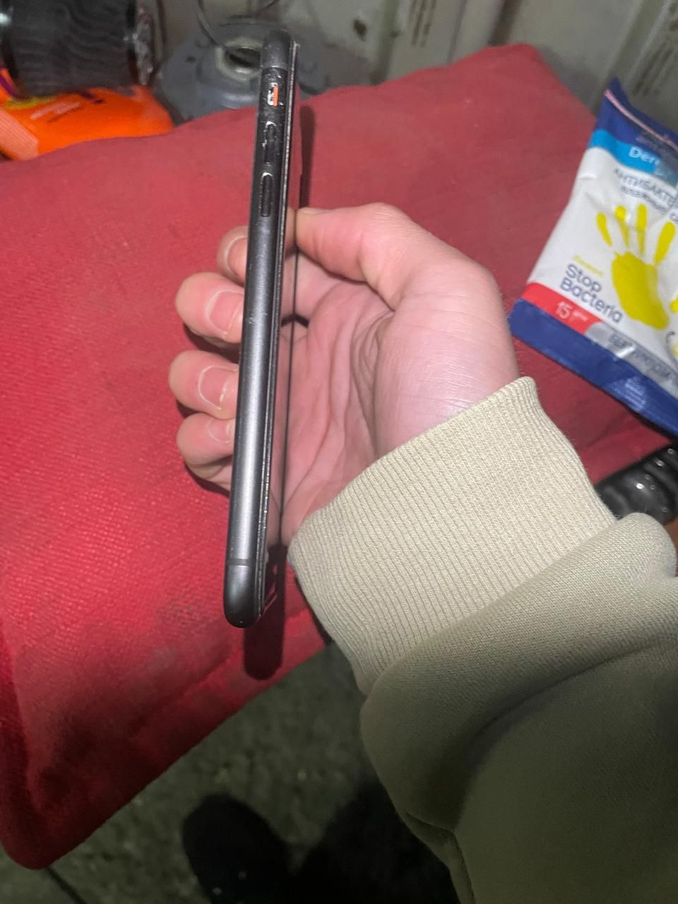 iPhone 11.      .