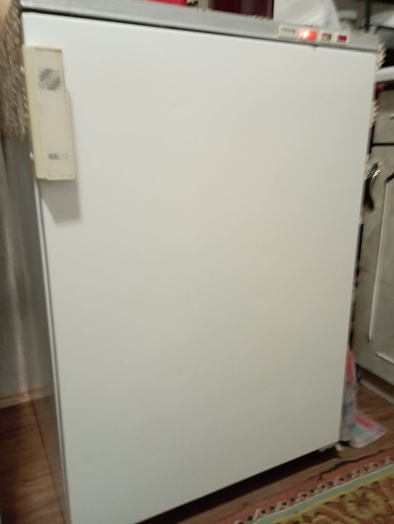 Продам холодильник beko,морозильную камеру Бирюса,в рабочем состоянии.