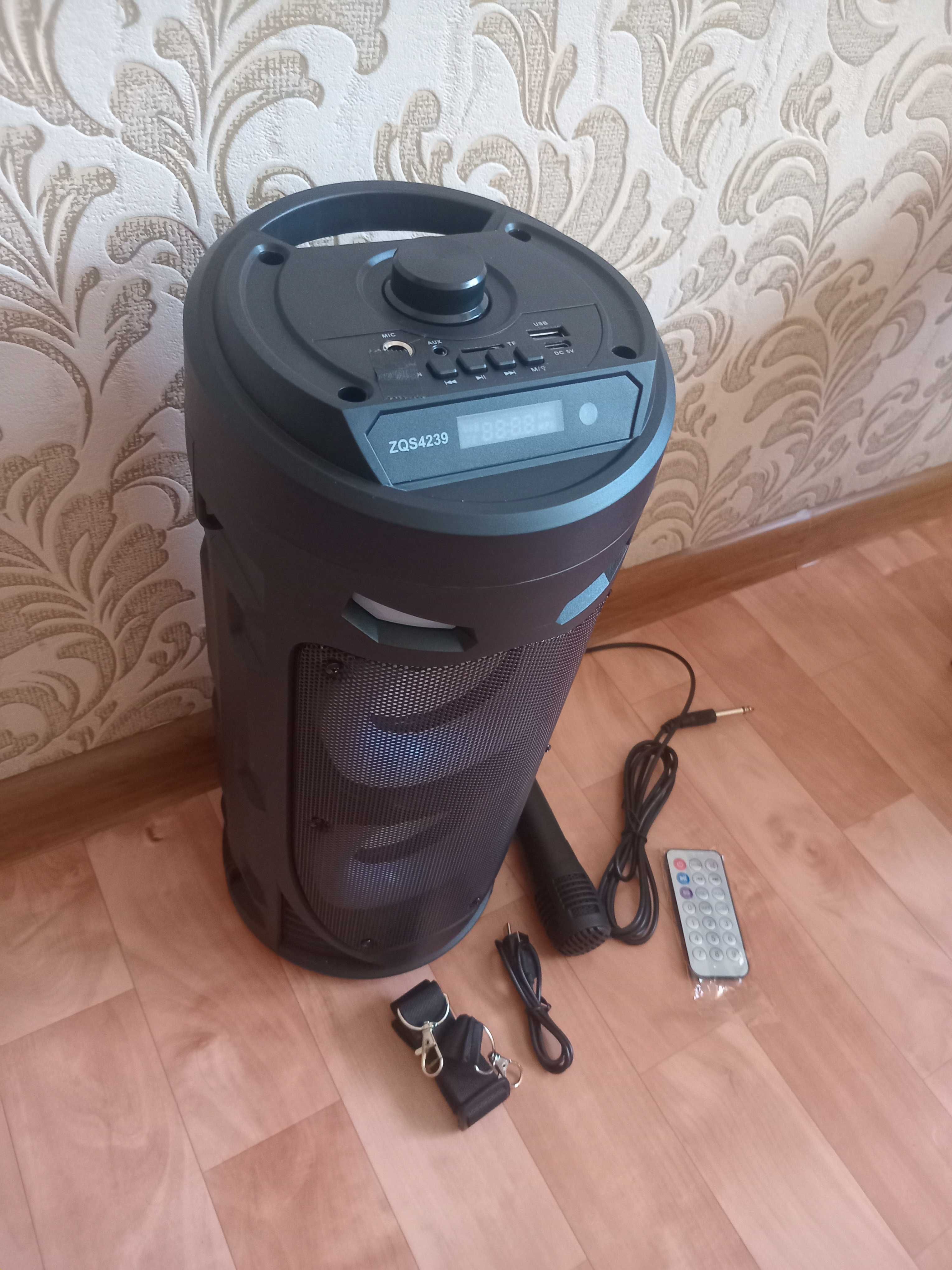 Портативная колонка новая , удобная с микрофоном.