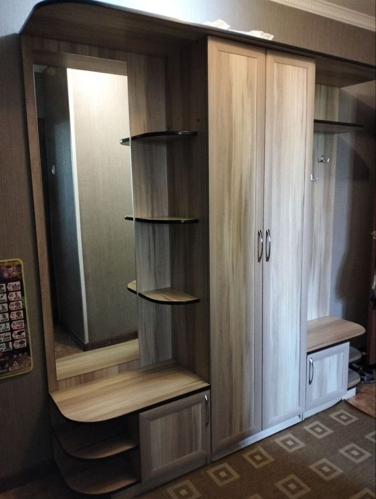 Продаю шкаф в прихожей