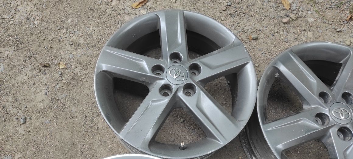 Комплект оригинальных дисков R17. Toyota Camry