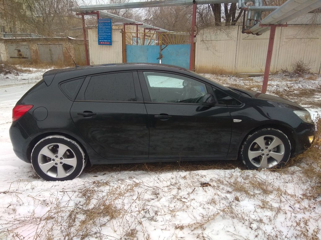Продам Опель Астра j 2012g возможно обмен на недвижимость!