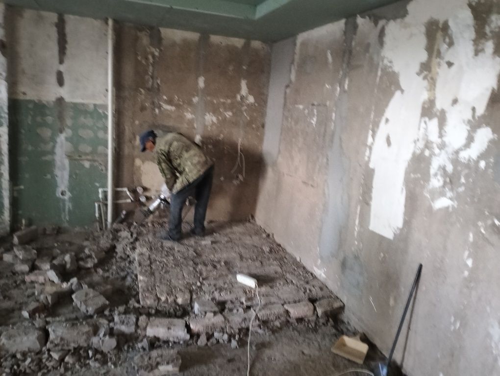 Демонтаж стен, перегородок и кафеля, уборка вывоз мусора