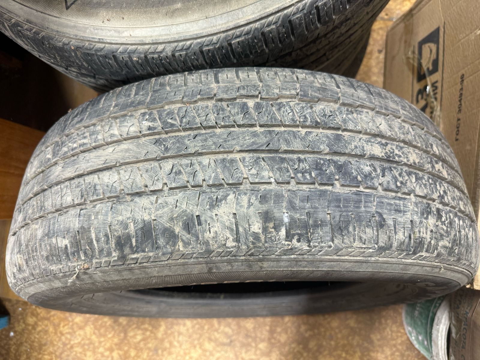 Продам шины Зима и лето.  2 комплекта шин , б/у 1 сезон 235/65 R17 .
