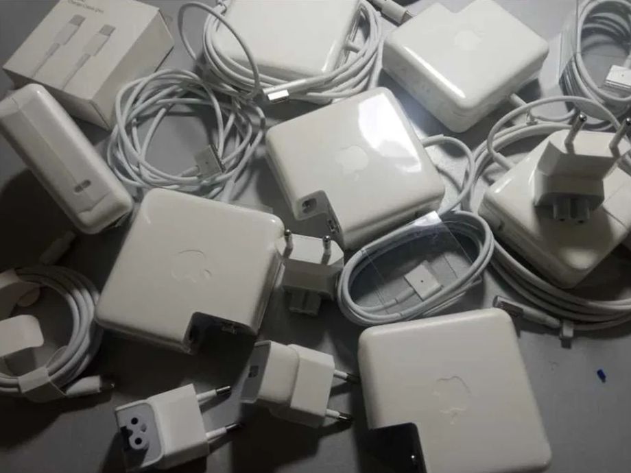 на MacBook 85W - зарядка, блок питания, шнур