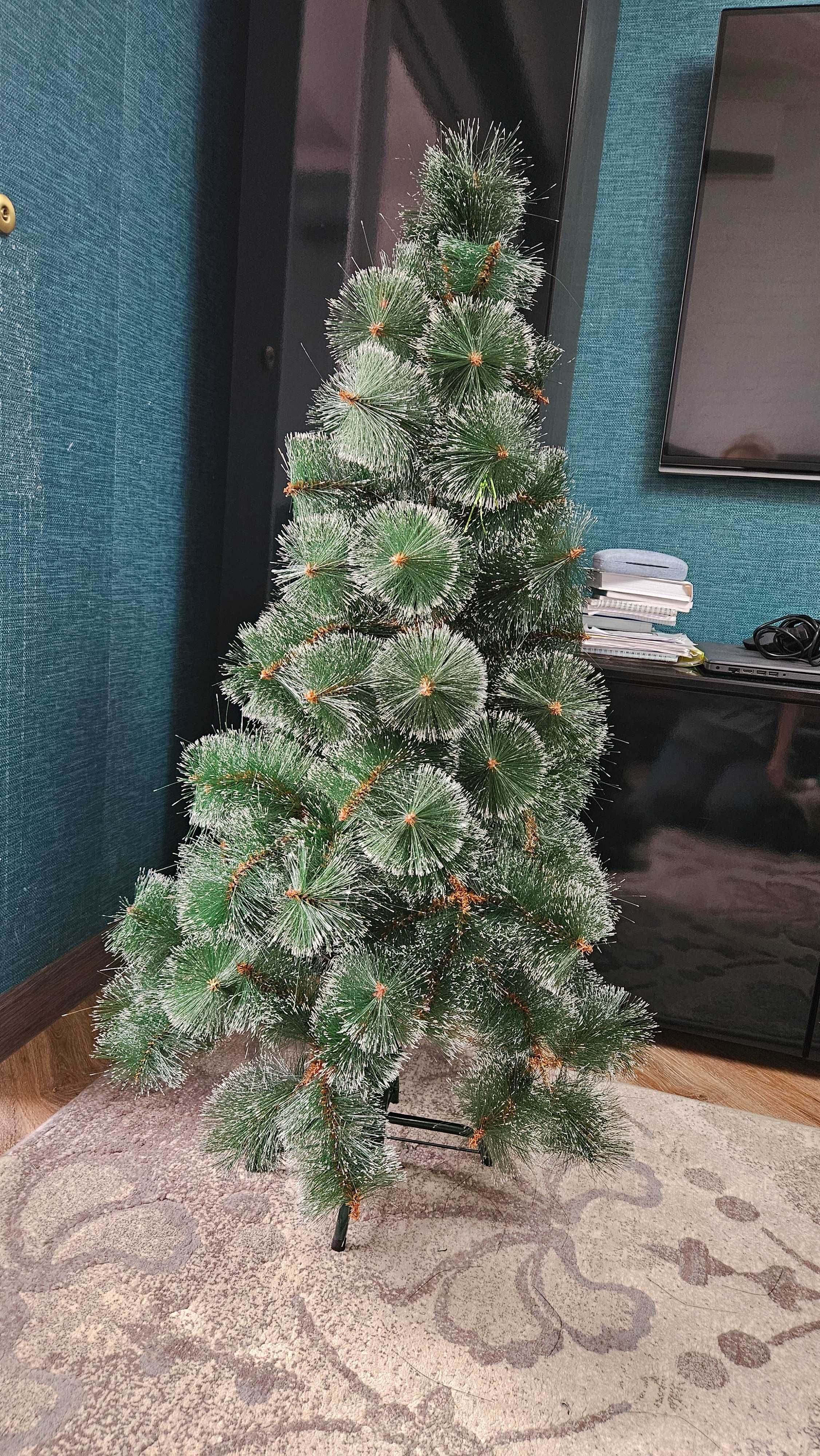 Елка с игрушками и гирляндами