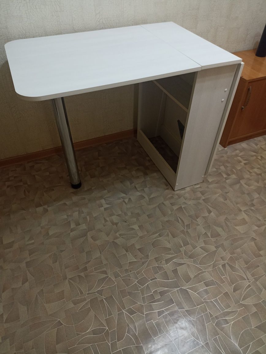 Продаю стол кухонный