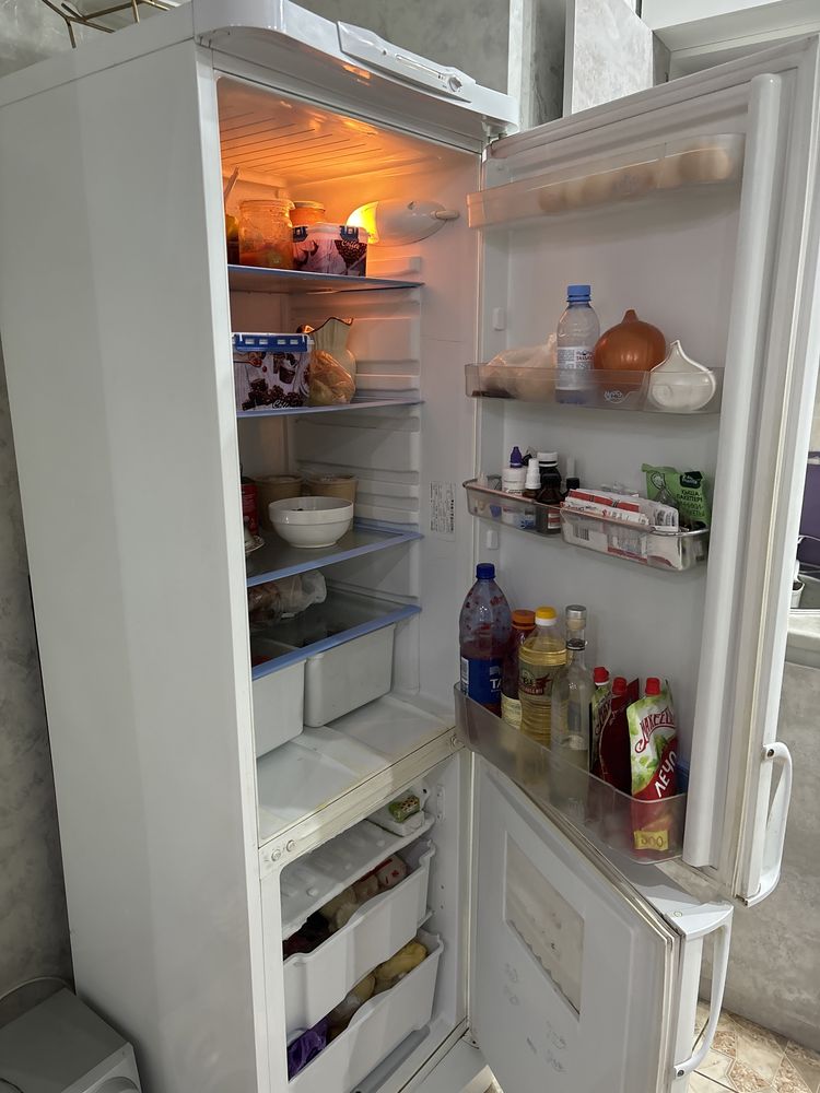 Продам 2х камерный холодильник indesit