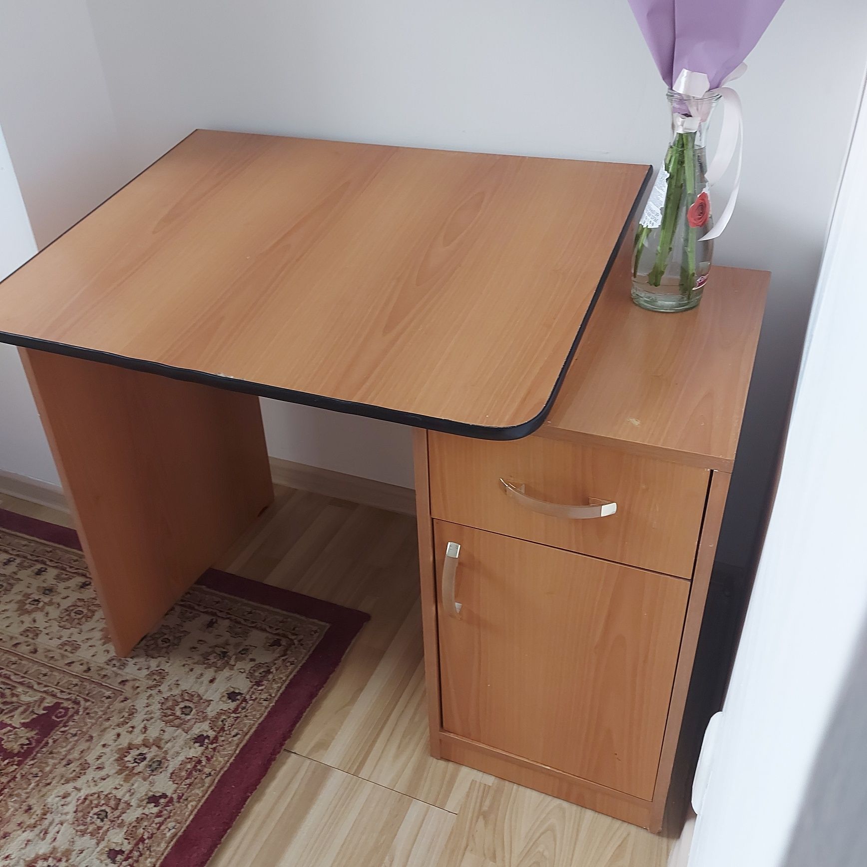Продам столы компьютерный и столы детски коричневые