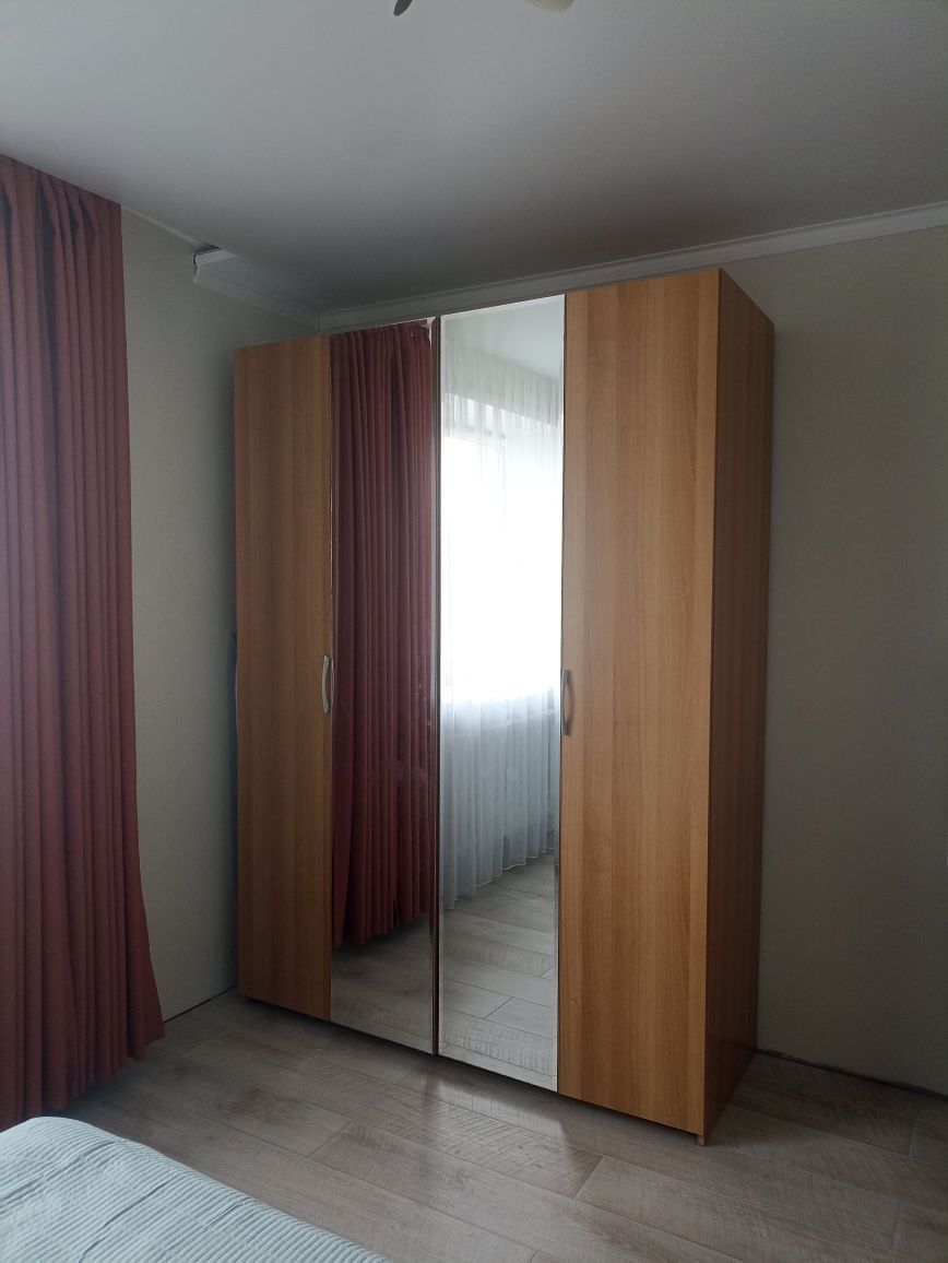 Продам шкаф для одежды и две тумбочки