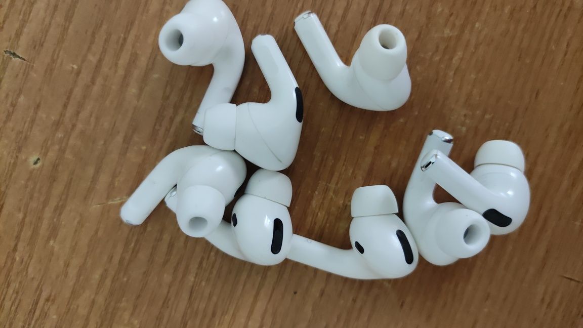 Продам наушники оригинал от Airpods правый ухо и левый ухо