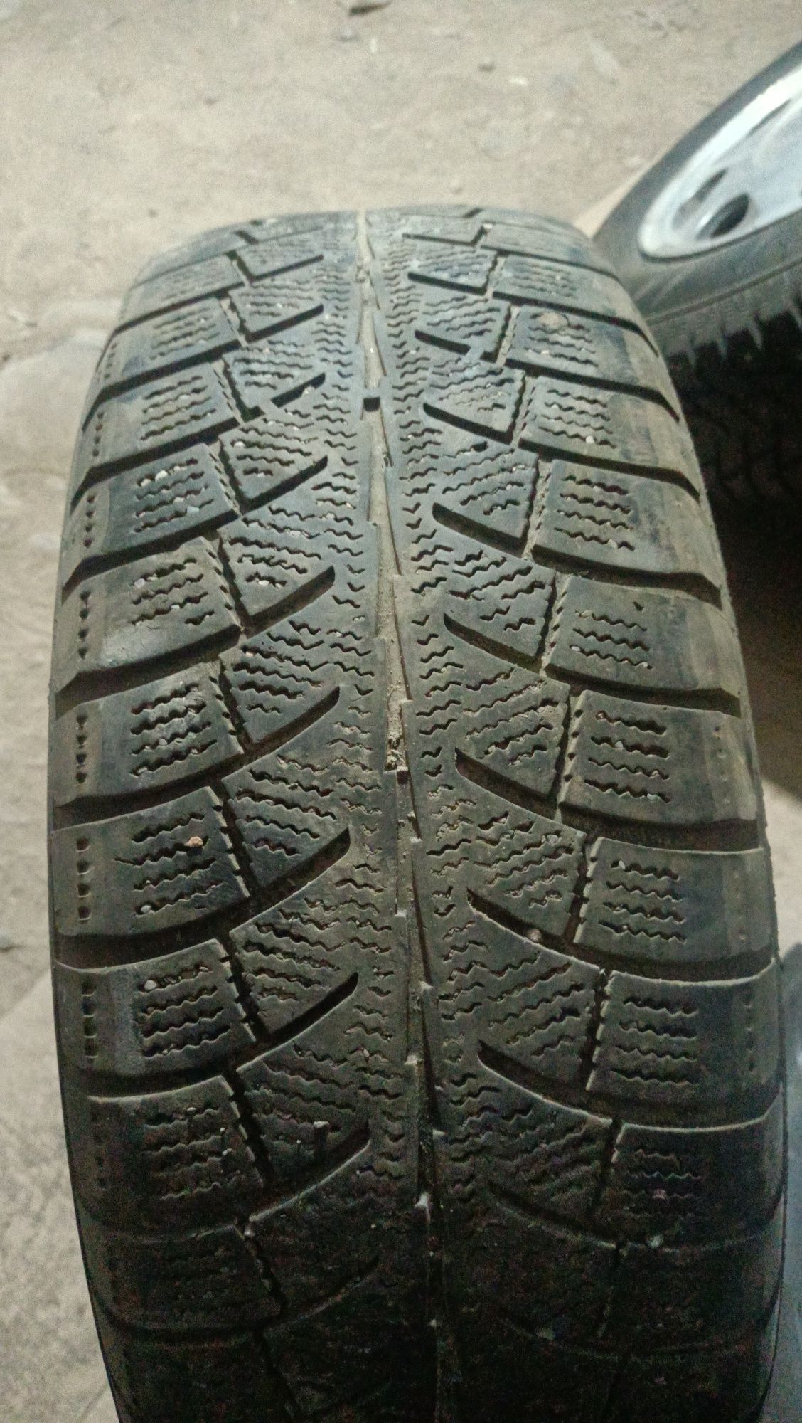 Продам комплект шины с дисками на 195/65 R 15 диски универсальный торг