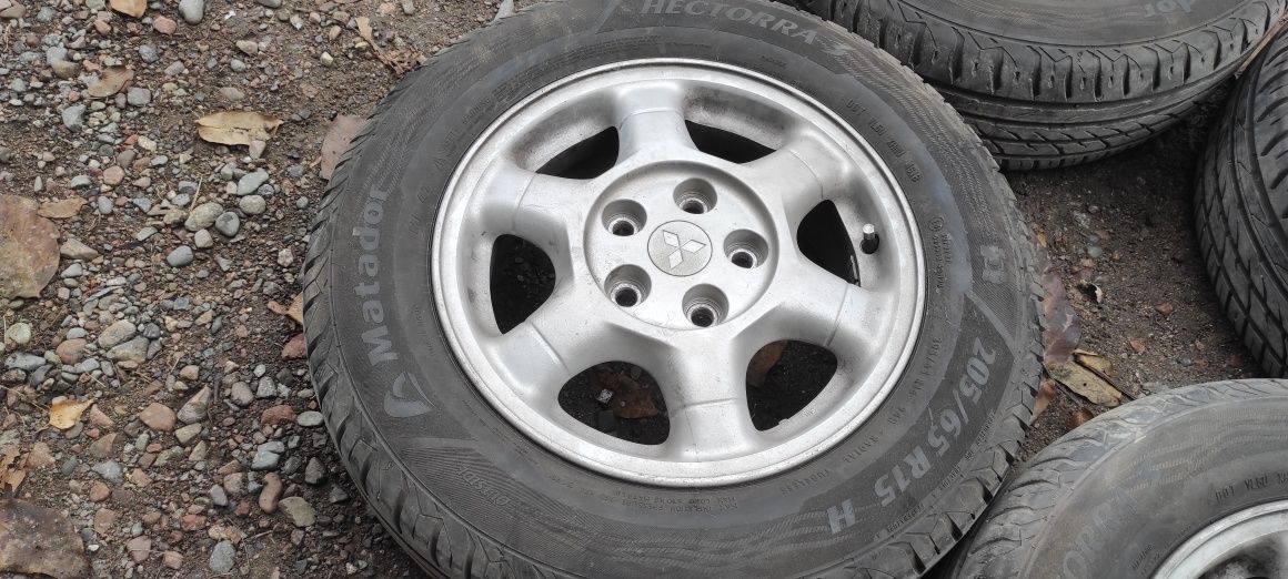 Комплект оригинальных дисков R15. Mitsubishi. С шинами.