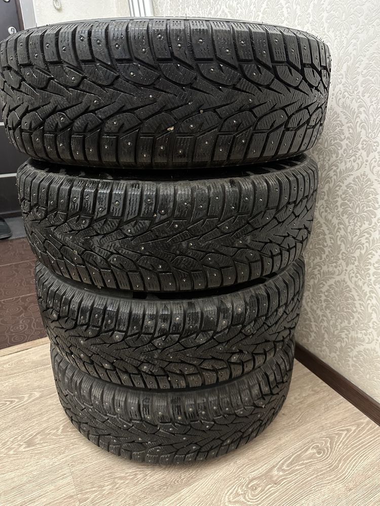 Продам комплект зимней резины с дисками Roadmarch 235/60R18.