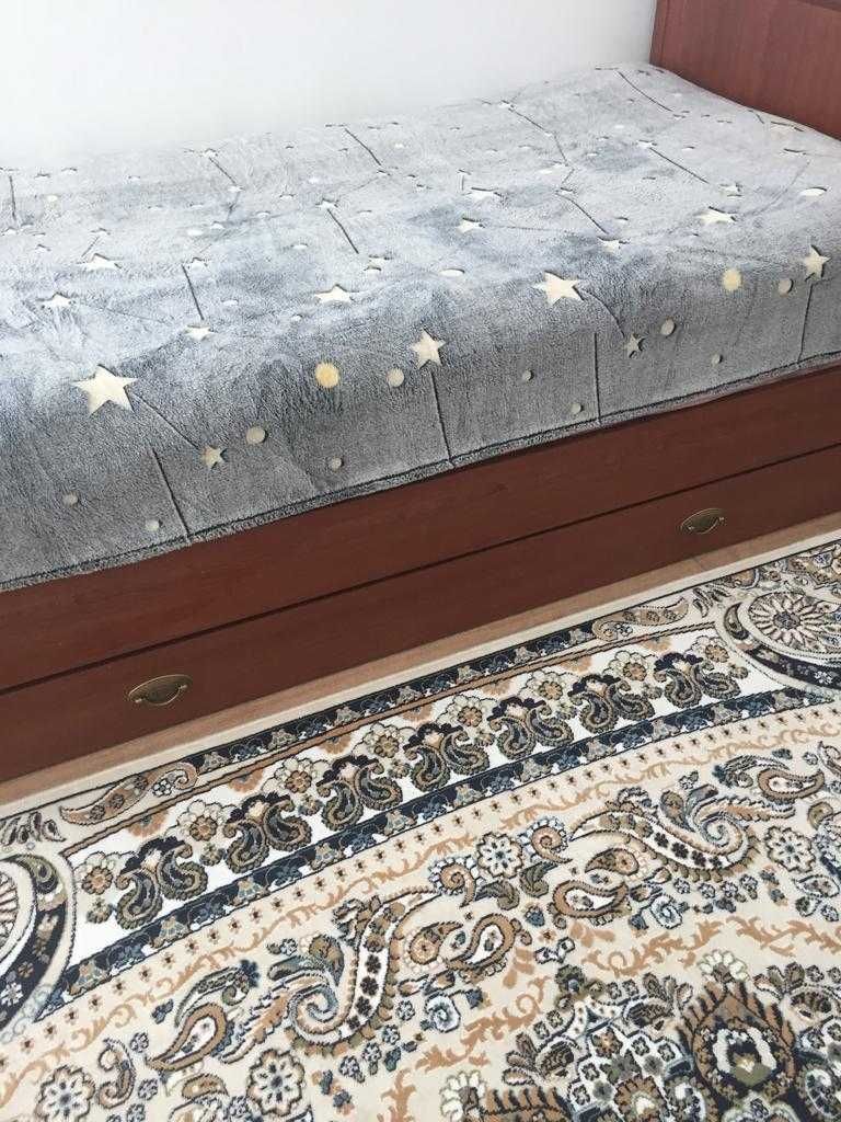 Односпальная кровать с матрасом