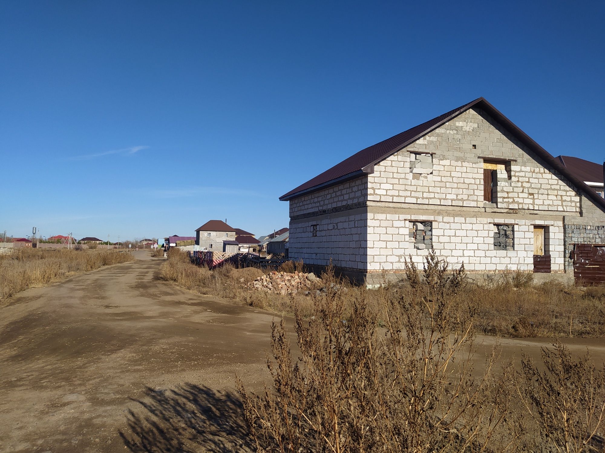 Продам недостроенный дом. мансардной крышой в поселке Жибек Жолы