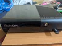 Xbox 360 e с геймпадом