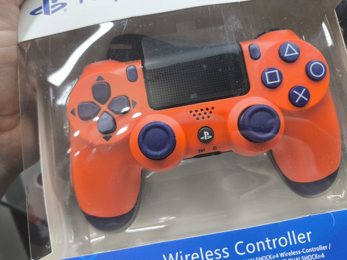 PS4 PRO 1000 GB 4K гейминг/коллекционное состояние+GTA5+2 Геймпада.