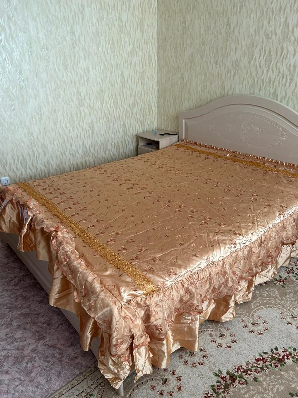 Продам атласное покрывало для кровати!!!