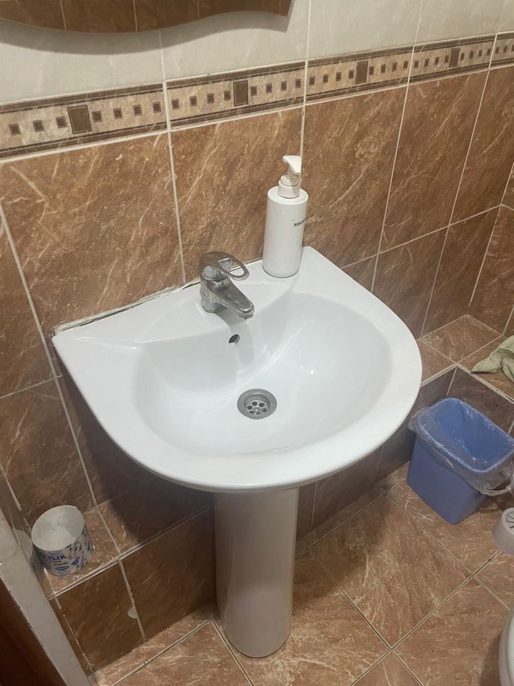 Продам умывальник керамический