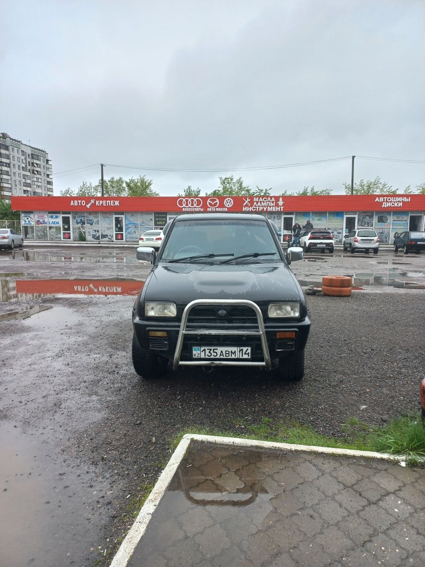 Ниссан Мистраль 1996 г.