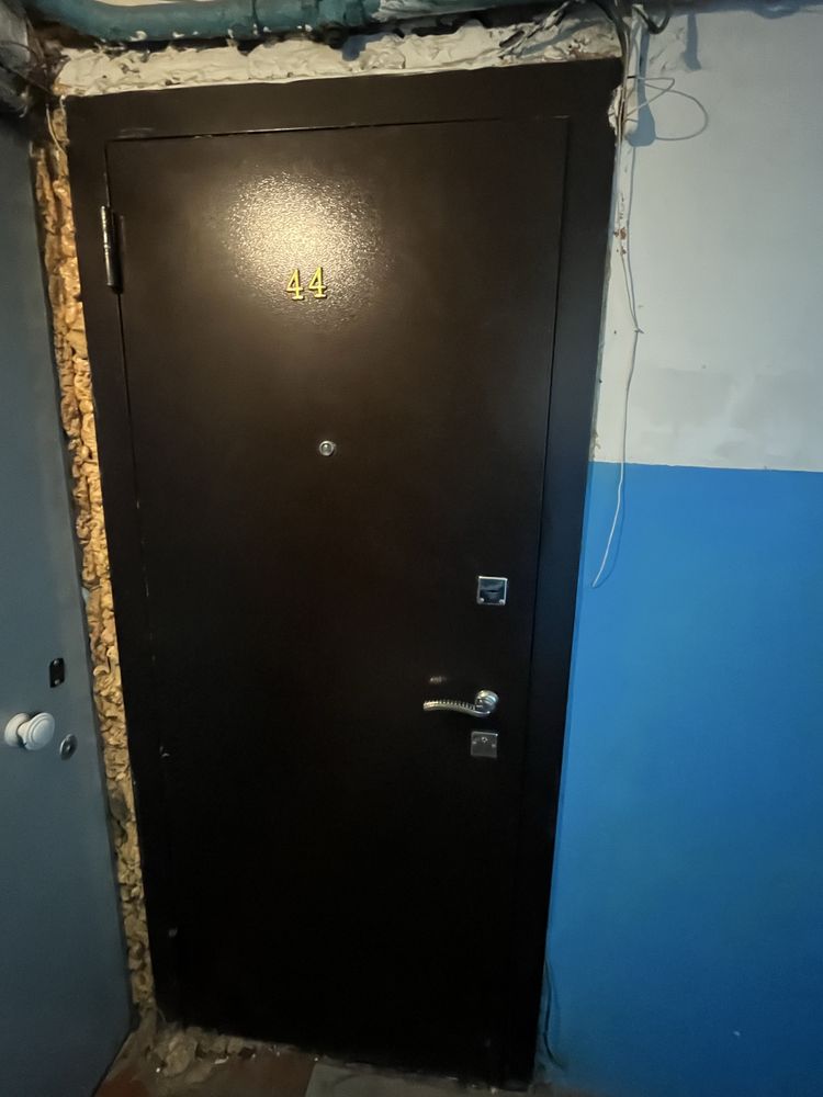 Продаю входную дверь