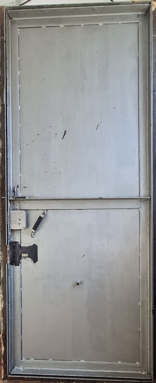 Продам металлическую дверь