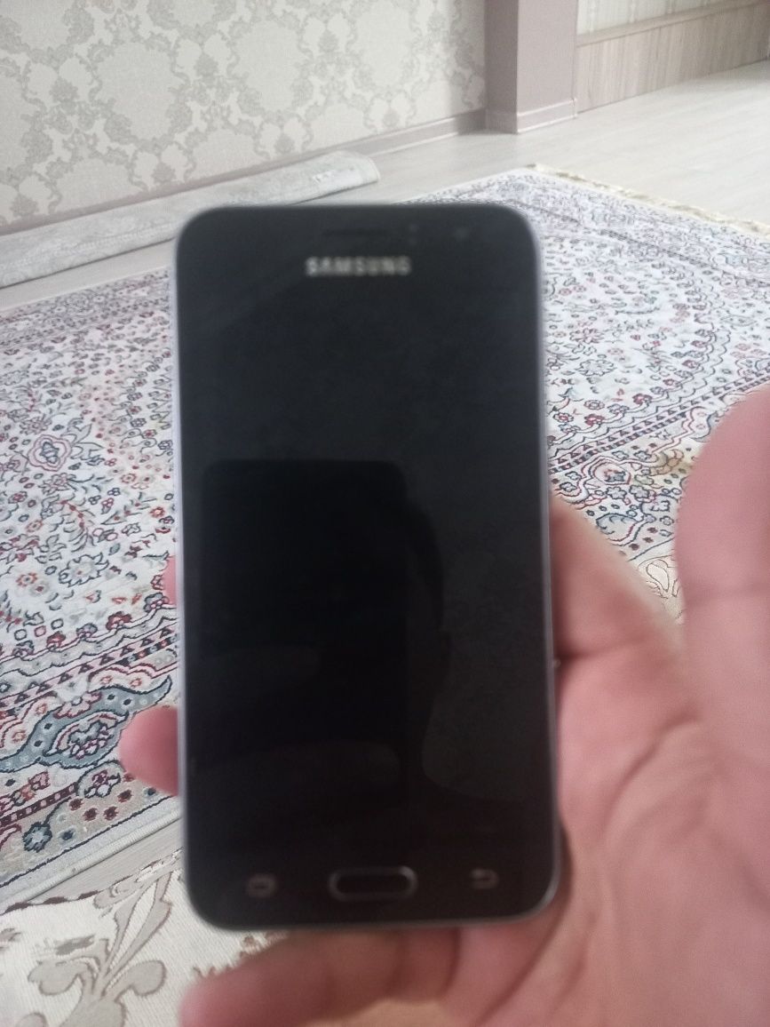 Продам сотовый  телефон марки J 120
