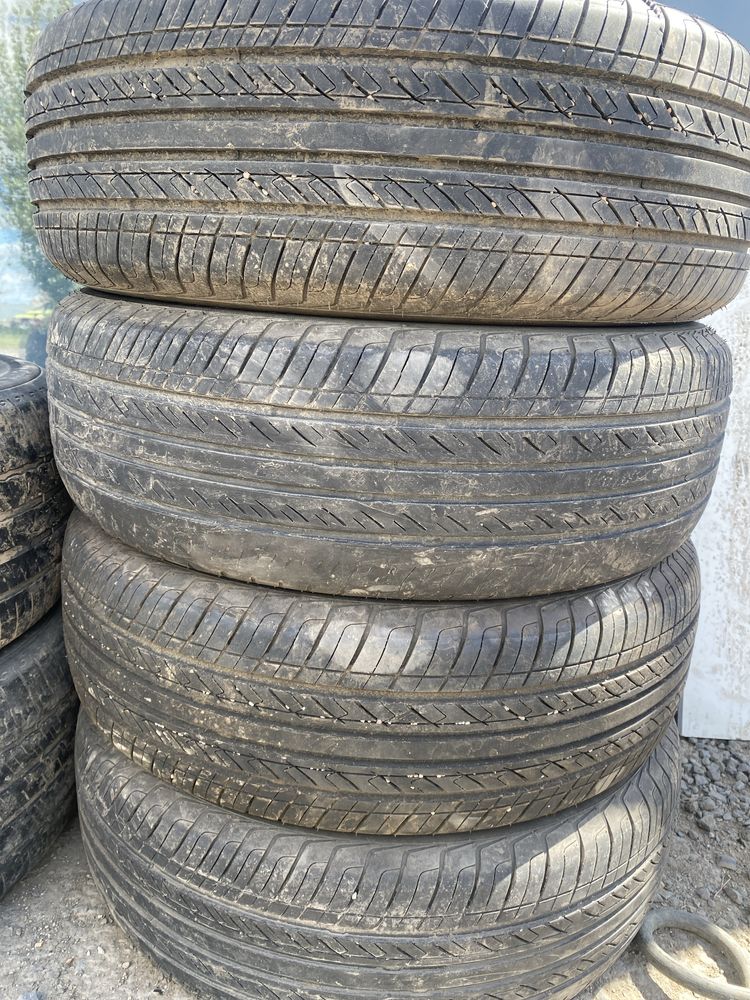 Шины 215/65/16 в отличном состоянии