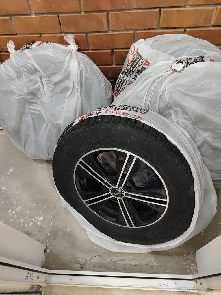 Продаю шины с дисками 215/65 R16