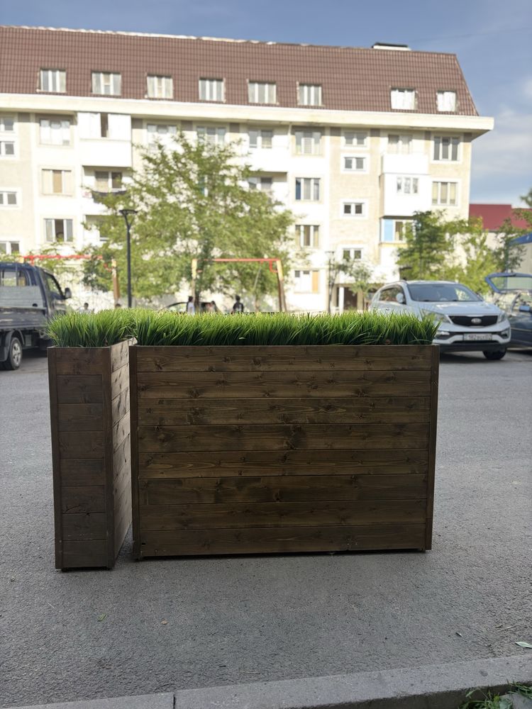 Кашпо искуственной осокой