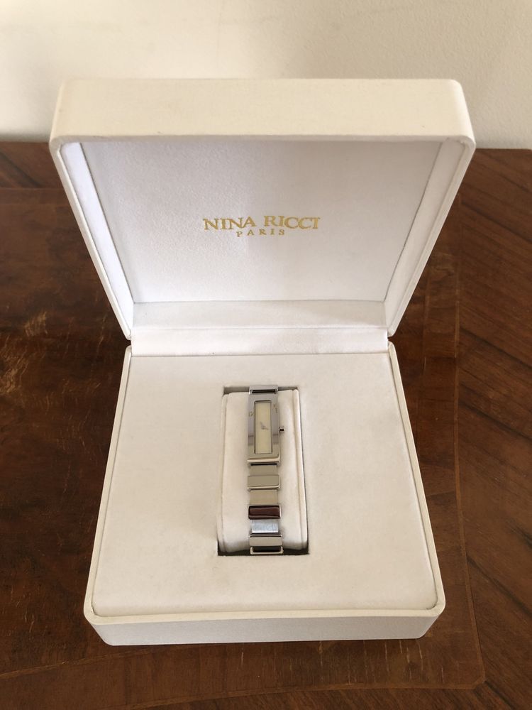 Часы женские Nina Ricci