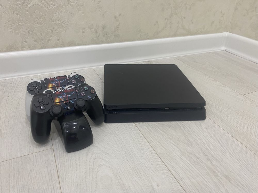 Продаю playstation 4 с играми
