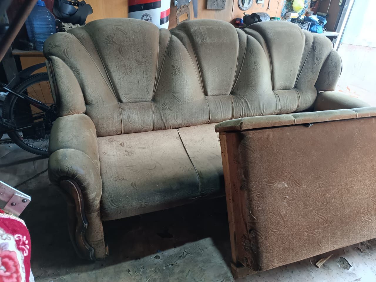 СРОЧНО ПРОДАМ ДИВАН (торг уместен)