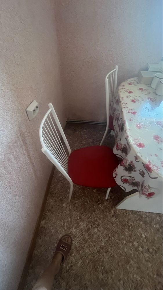 Продам кухонный стол и 4 стула