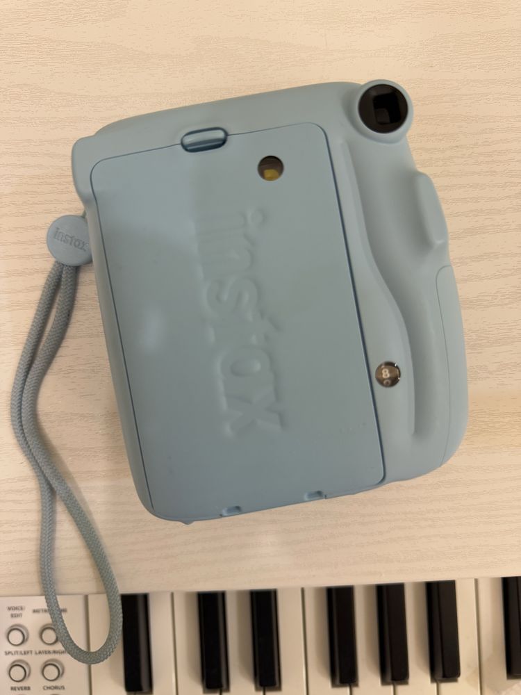 продаю по низкой цене Instax mini 11 в голубом цвете