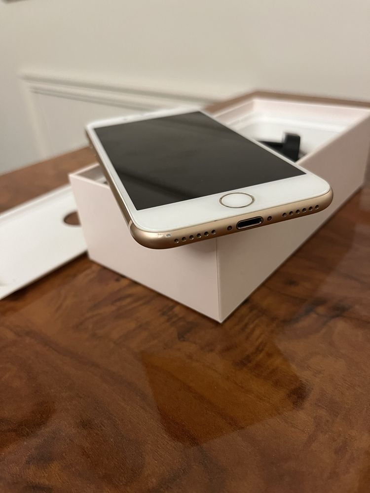 Продам iphone 8.