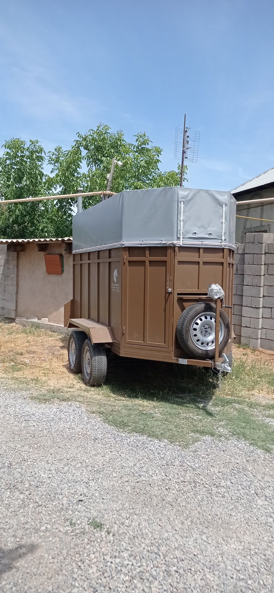 Прицеп коневозка
