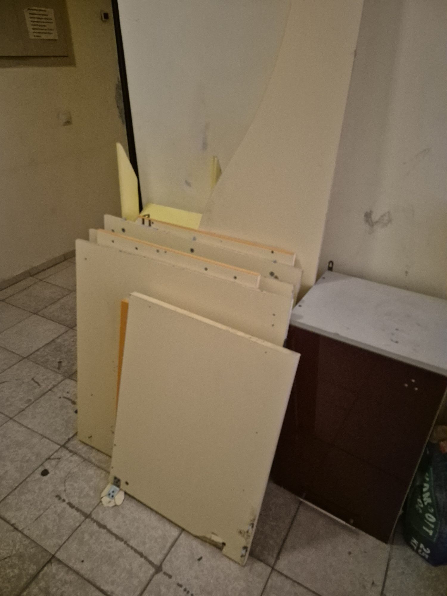 Деревянные детали, доски от стола и прочее