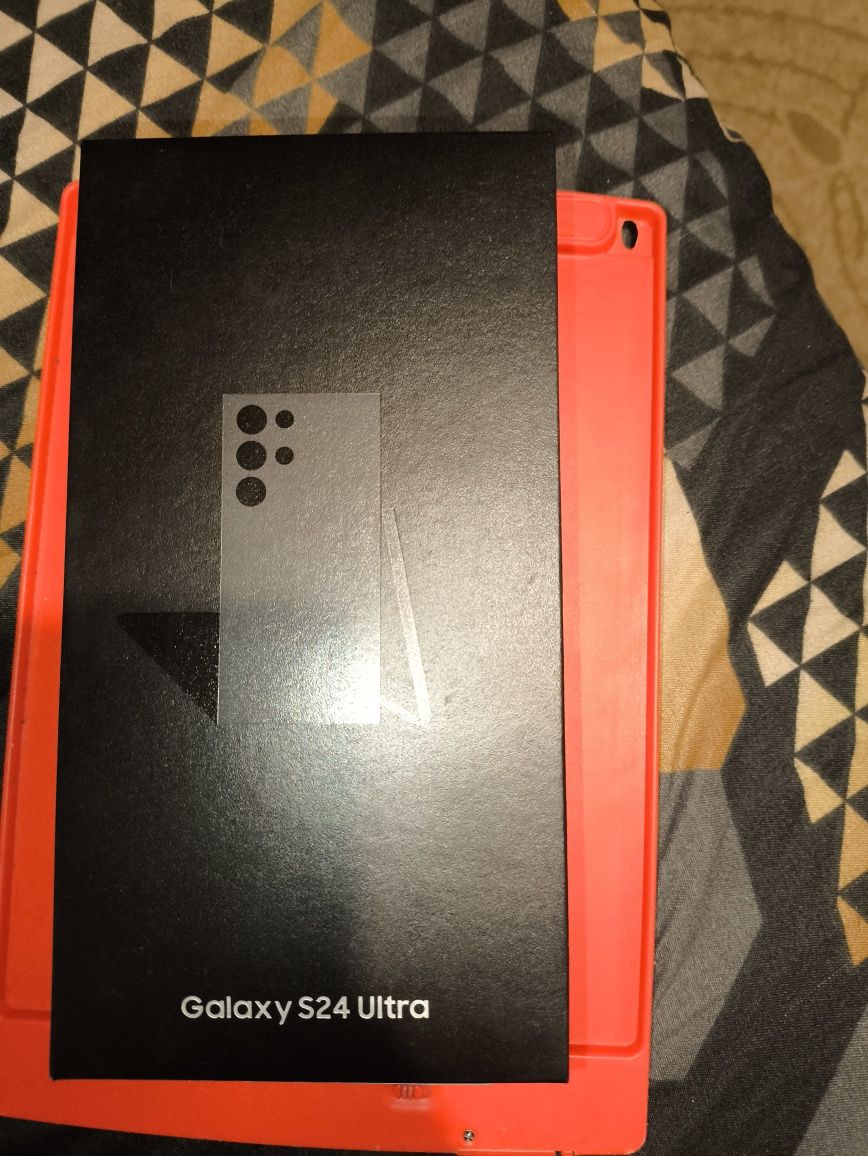 Продам Самсунг S24ULTRA, оперативная память 12г, хранилище память 1тб.