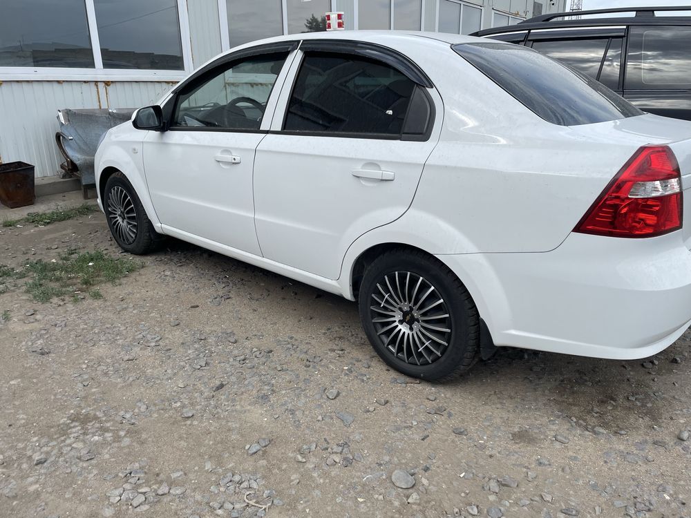 Сдам в аренду (авто ) автомобиль  (машину)  :)