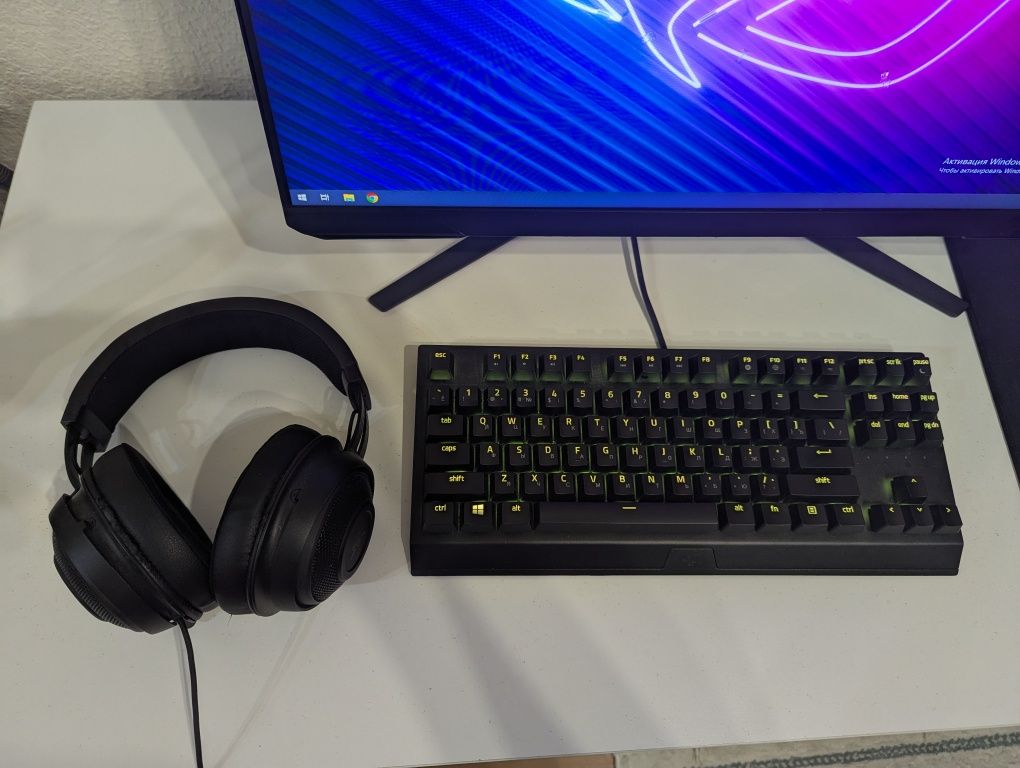 Игровой компьютер с игровым 144 герцовым монитором
