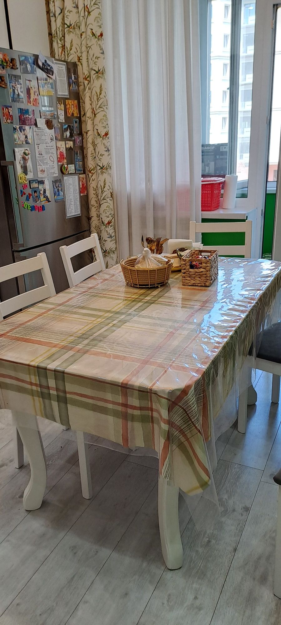 Продам стол для кухни  со стулями