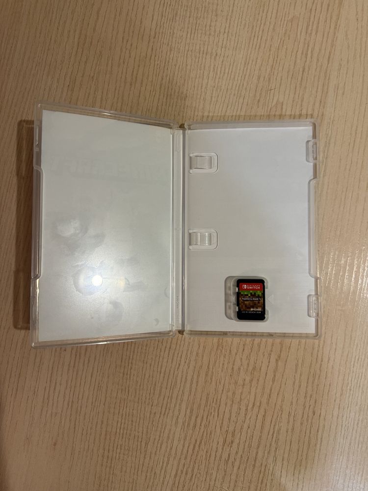 Игра Minecraft и Terraria для Nintendo switch.