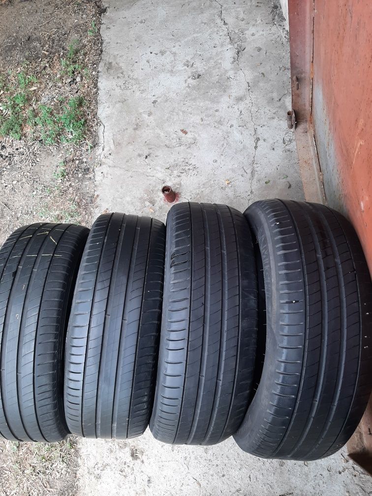 Продам шины 215/55/17 мишелин