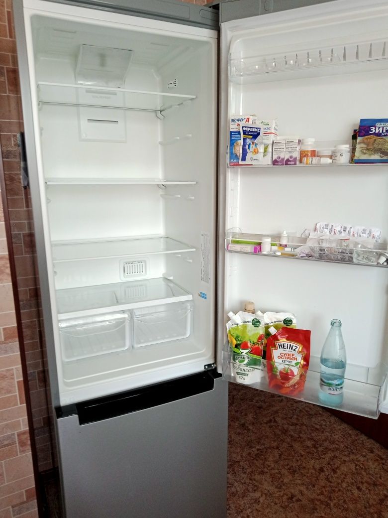 Продам холодильник Indesit.